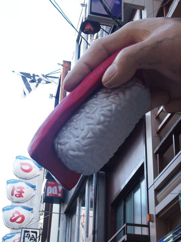 デカい手にインパクトあり