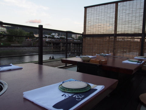 昔に納涼床行ったときは蒸し暑かった