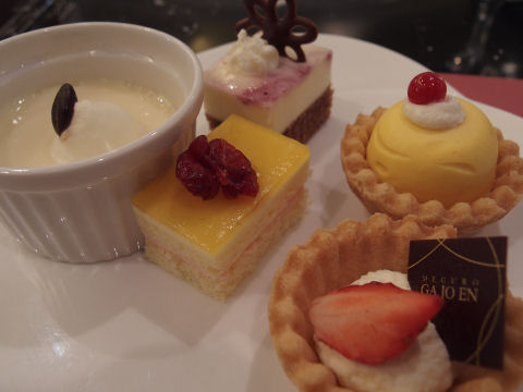 ひとりスウィーツバイキングか！