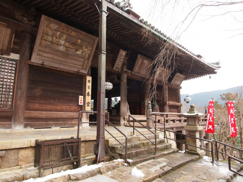 手前に広場がないので手前から撮れない