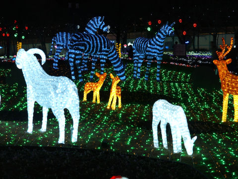 サバンナと森の動物が混じってる気がする