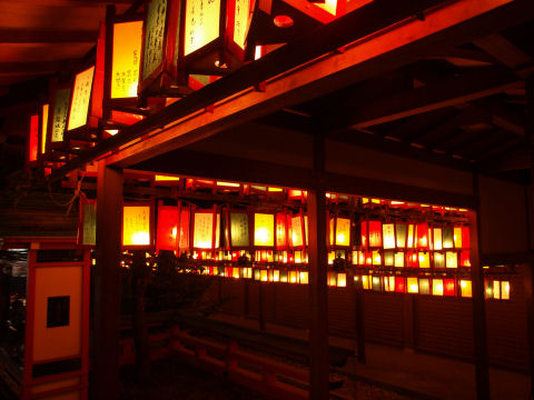 隣は結婚式場らしい