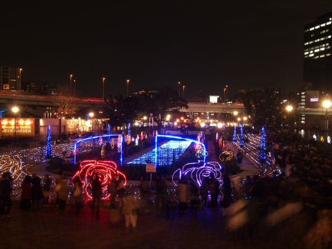 まさに黒山の人だかり