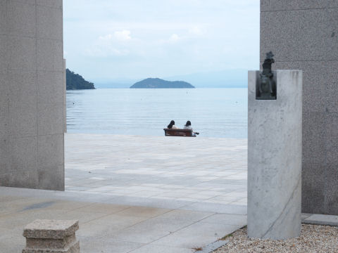 モニュメント越し