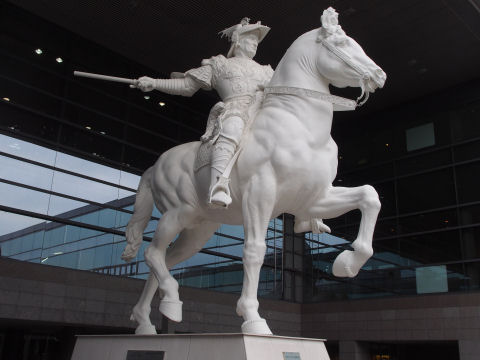 なぜ西洋の騎馬像が