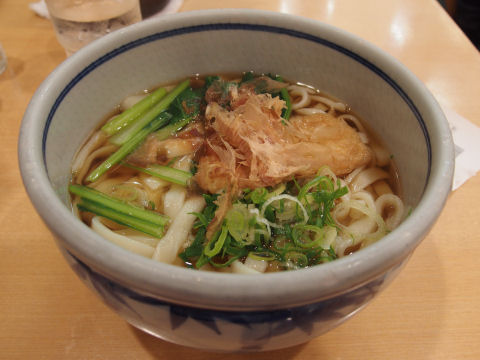 普通のおいしさとは，驚愕のおいしさとは言わないがどちらかとはおいしいと言えるということ