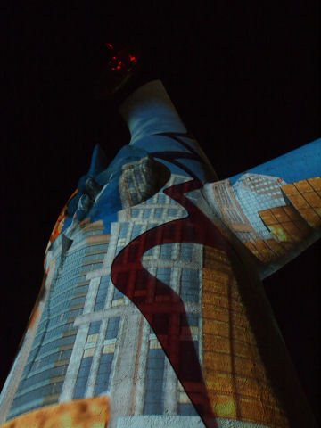 このあと巨大ロボがこのビルから出てくる