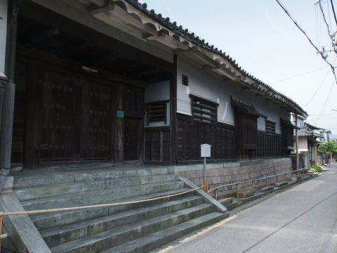 閉ざされている