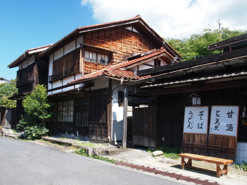 上の写真にも写ってた店