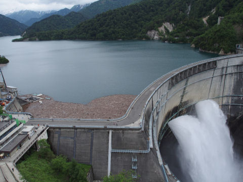 雪の残る山を入れて