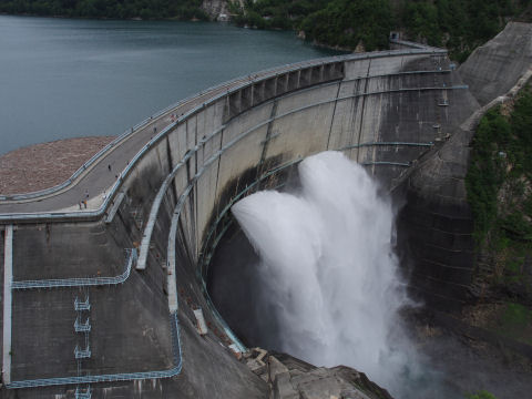 ダムと放水アップ