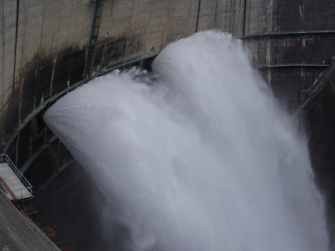 放水してる上の方に通り道がある
