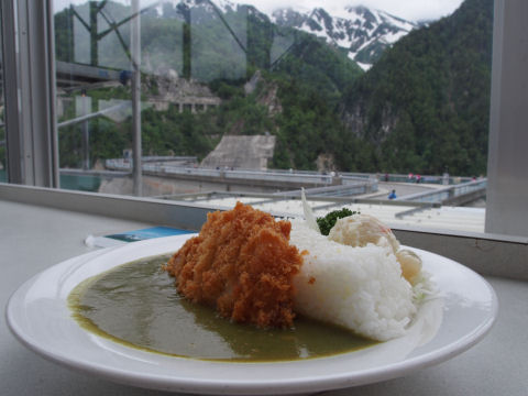 外にダムが見える