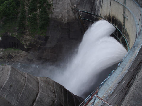 ダムがデカすぎて放水が小さく見える