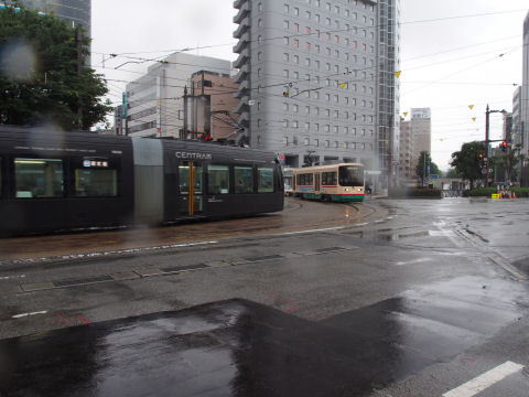 新旧路面電車がすれ違う