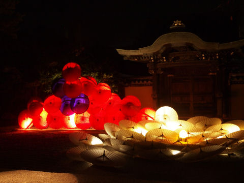 手前のは真珠と貝っぽい