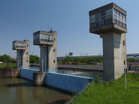 レトロだがどことなく先進的なコックピットも思わせる