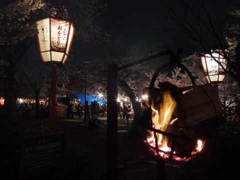 松明で暖を取る人も