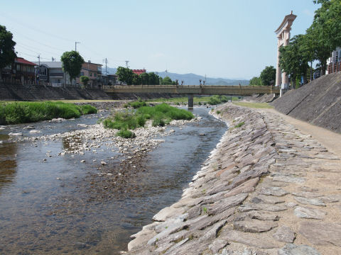 上記の橋あたりから神社の鳥居を眺む