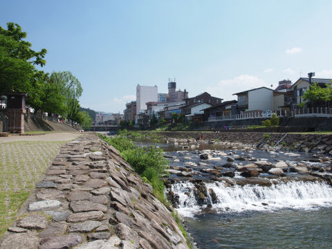 川遊びする子供たち