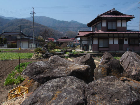 昔風の家とでかい岩