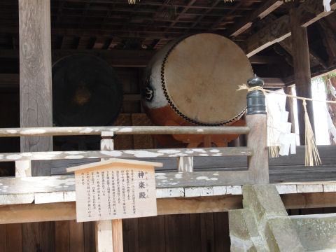 黒い太鼓もあるのが少し見える