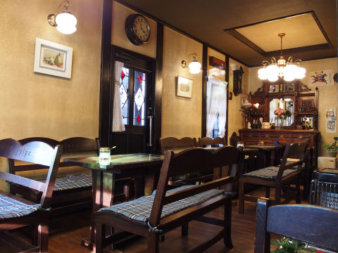 しばらくは奥に地元客がだべってた