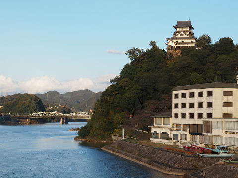 下の建物が風情を壊してる