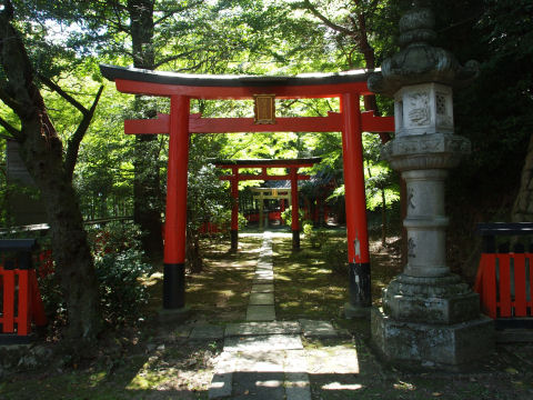 稲荷だと鳥居を連ねるものなのか