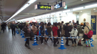 自分はここで行列を作る人のことがわからないが，向こうは朝一で献血に行く自分のことがわからないだろう