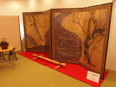 左端に写ってる机で師匠っぽい人が茶を点ててた