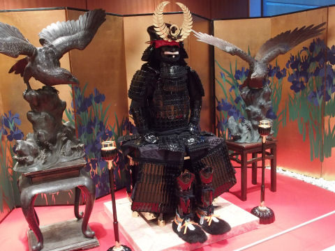 横に置いてある兜をかぶって(ﾌﾟﾌﾟ)記念撮影ができる