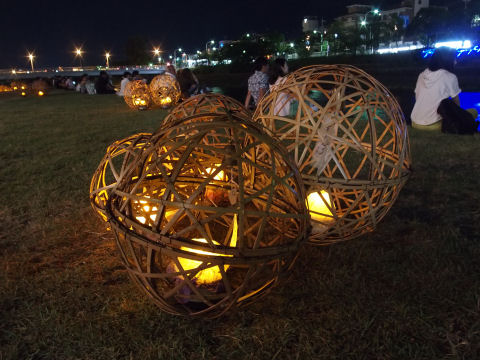 単独女性グループ多し，単独男性は大体一人でカメラ持ち