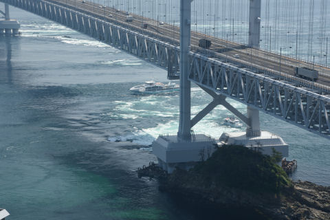 観光船が近づいている