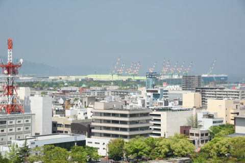 立ち並ぶクレーン