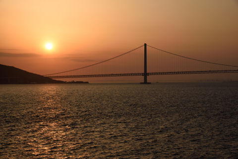 太陽が島の方に