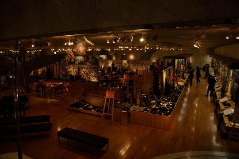 地下1階への階段から