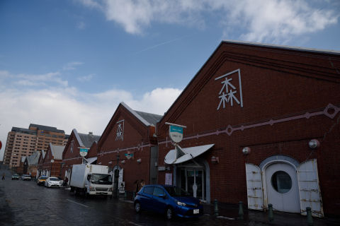 青空が見えているが太陽が十分出ていないので倉庫が暗い