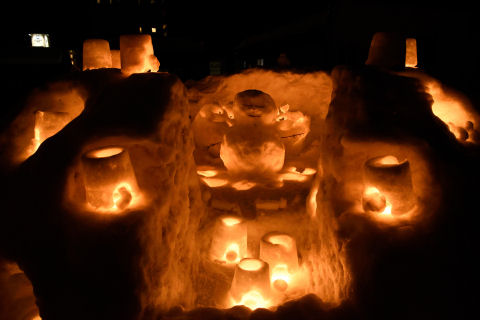 かまくらにすむ雪だるま