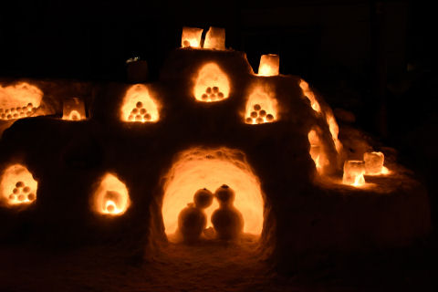 寄り添う雪だるま