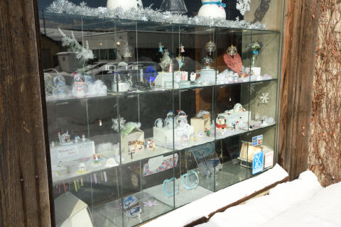 ここには置物が多いが店内はグラスなど色々あり