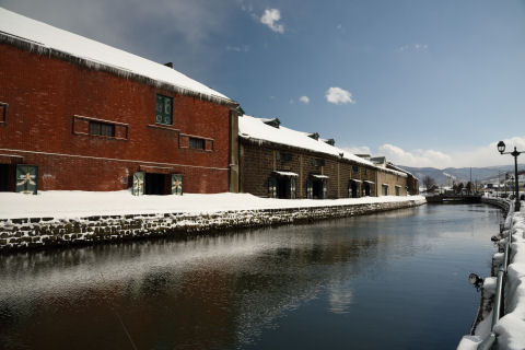 運河に空の青が映り込む