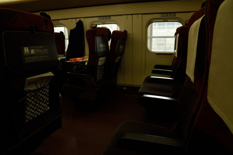 奥で弁当広げてる