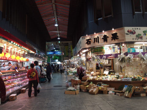 魚介だけでなく青果や精肉もある