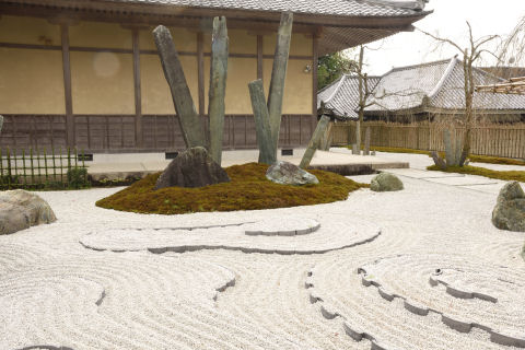 現代アートみたいな石