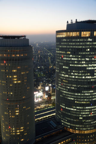 隙間から駅が見える