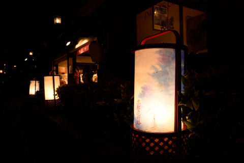 路の方に露出を合わせると花灯路の柄が見えなくなる