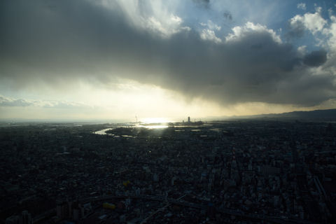 大阪湾の方に火が沈む