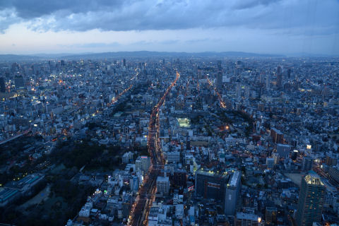 灯りが着き始めるが空はまだ明るい
