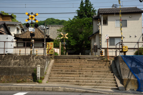 寺の入口が線路